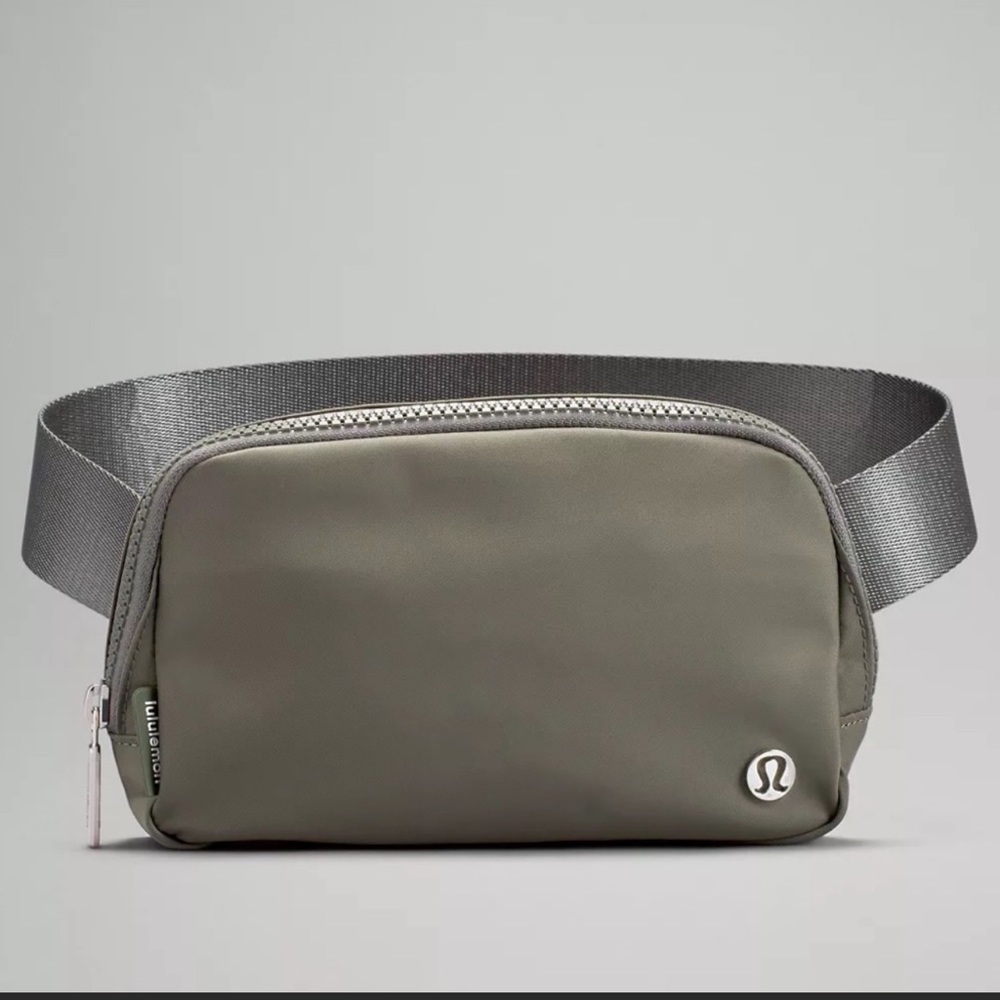 Lululemon 🍋 Everywhere Belt Bag NWT Grey/Sage